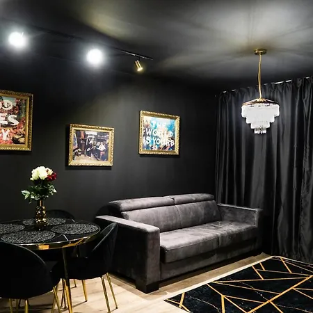 Lam Black - Ac - Balcony Apartmán