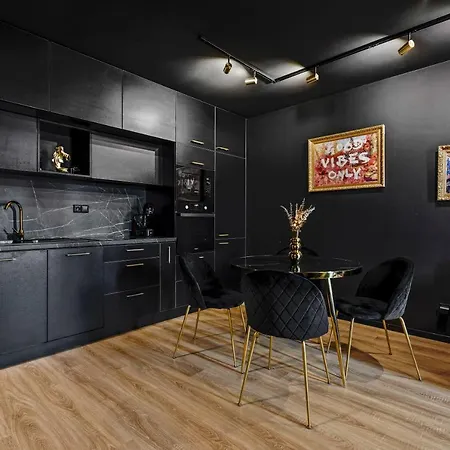 Lam Black - Ac - Balcony Apartmán *