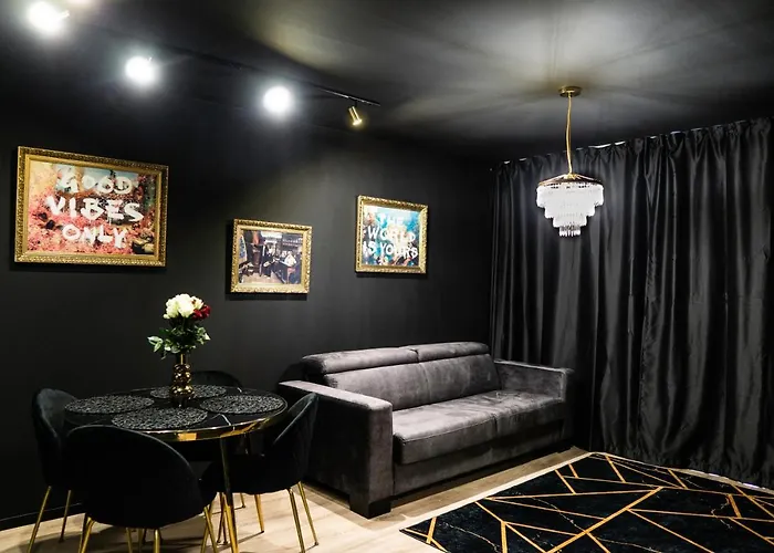 Lam Black - Ac - Balcony Apartmán